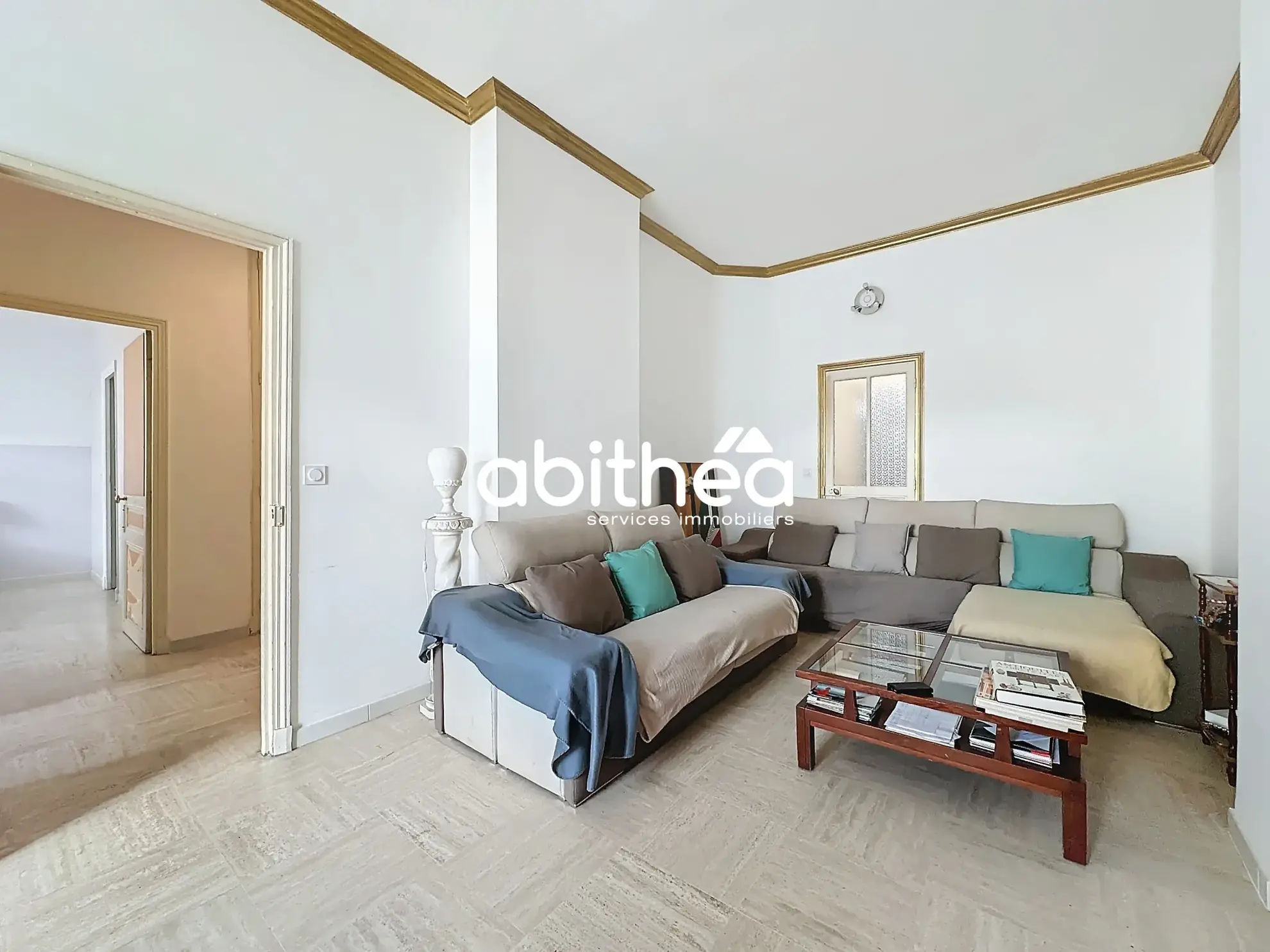 Appartement T4 rénové avec terrasse et cave en centre-ville de Béziers