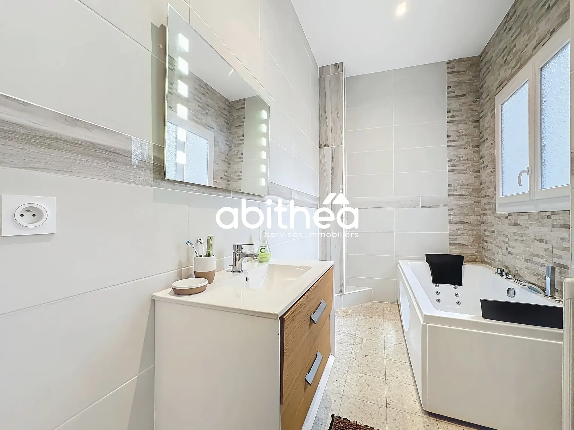 Appartement T4 rénové avec terrasse et cave en centre-ville de Béziers 