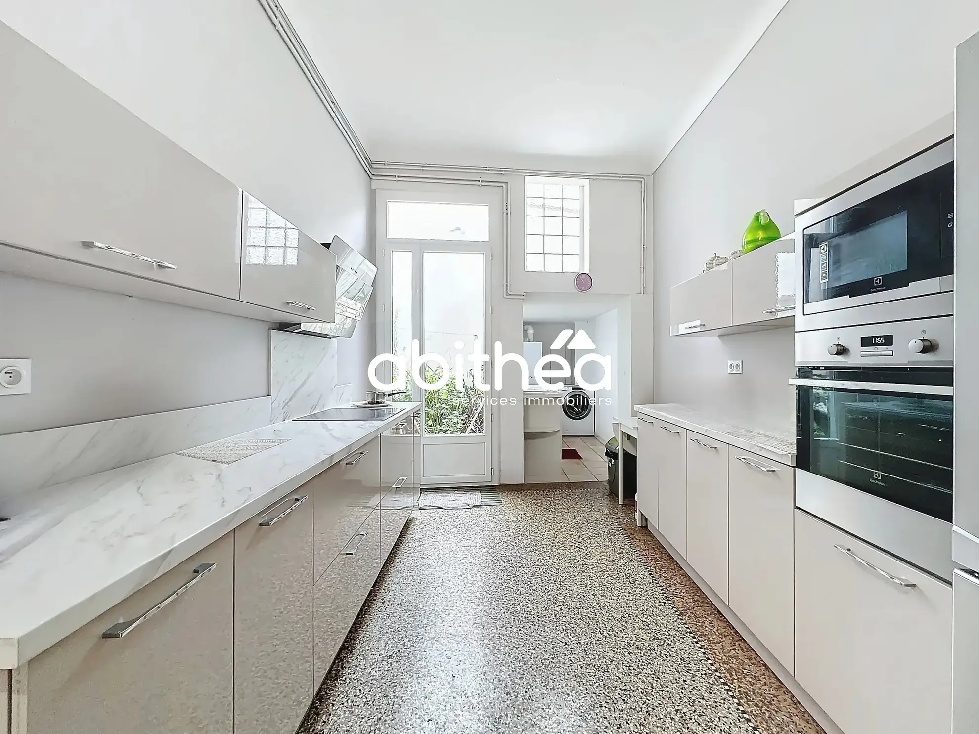 Appartement T4 rénové avec terrasse et cave en centre-ville de Béziers 