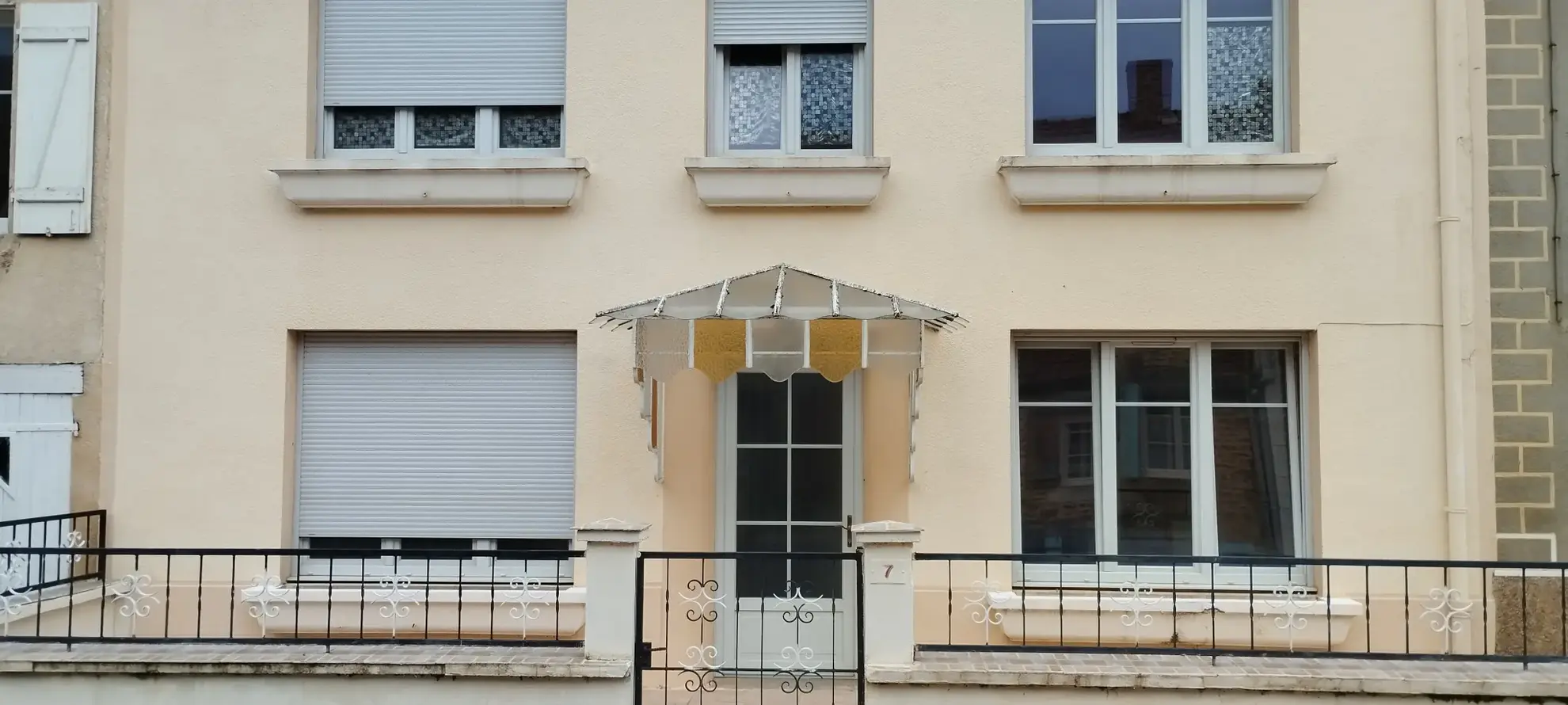 Ensemble immobilier avec deux maisons, annexes et potentiel multi-activités à Neuilly l'Eveque