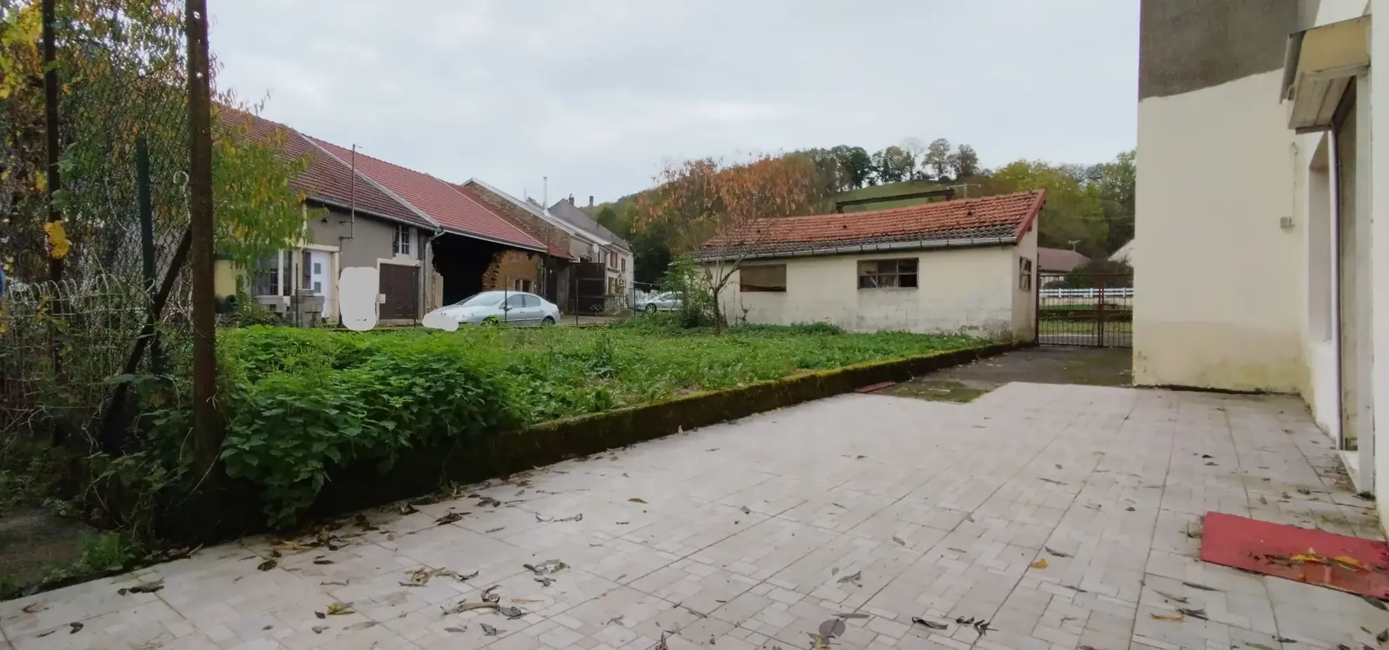 Ensemble immobilier avec deux maisons, annexes et potentiel multi-activités à Neuilly l'Eveque 