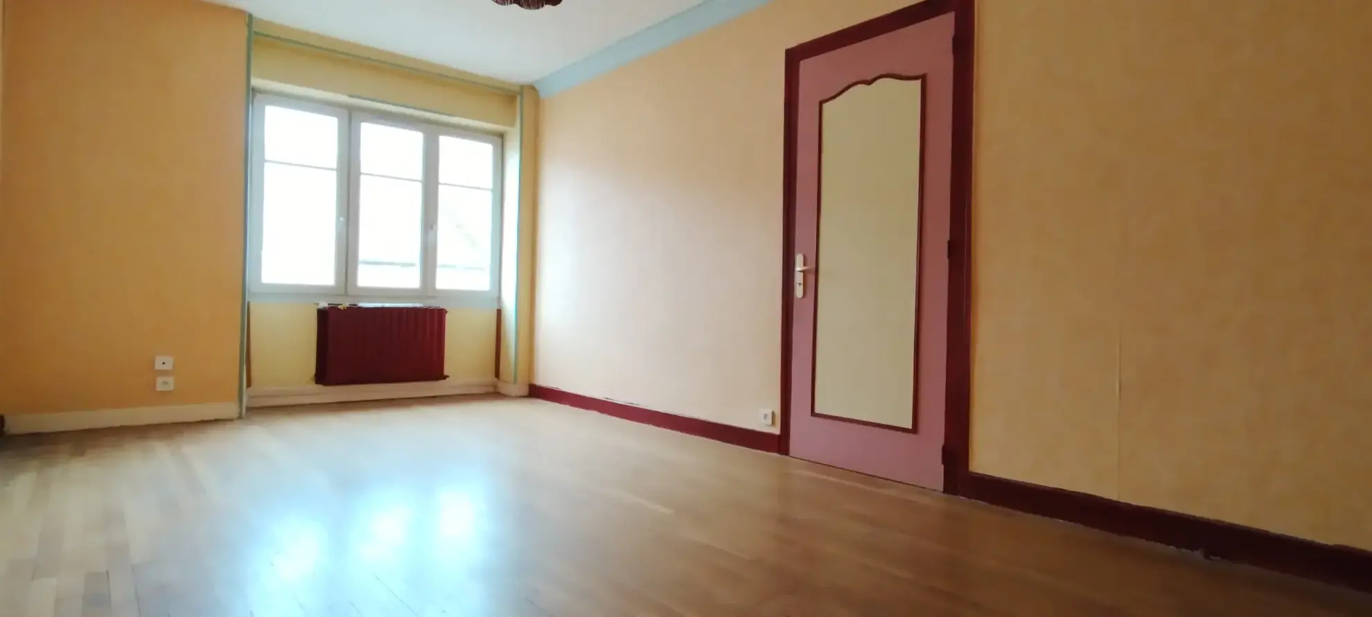 Ensemble immobilier avec deux maisons, annexes et potentiel multi-activités à Neuilly l'Eveque 