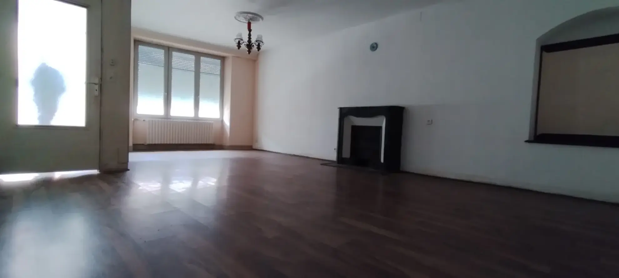 Ensemble immobilier avec deux maisons, annexes et potentiel multi-activités à Neuilly l'Eveque 