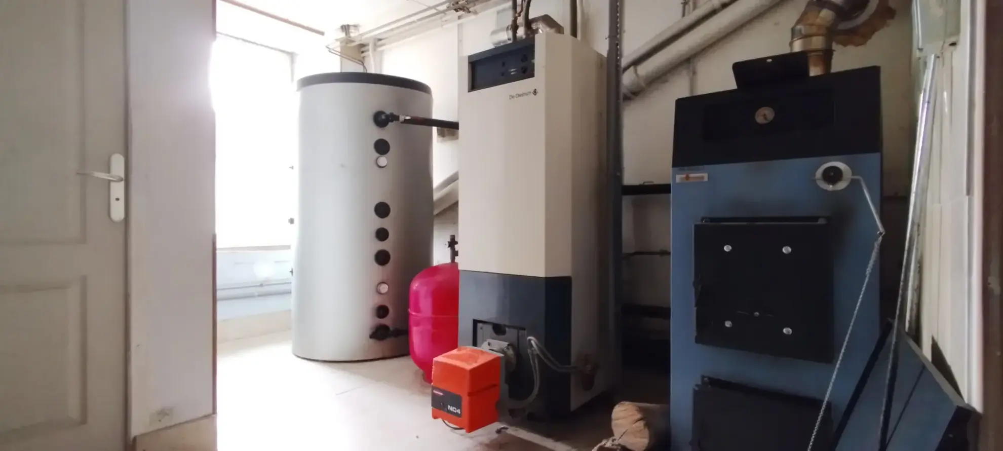 Ensemble immobilier avec deux maisons, annexes et potentiel multi-activités à Neuilly l'Eveque 