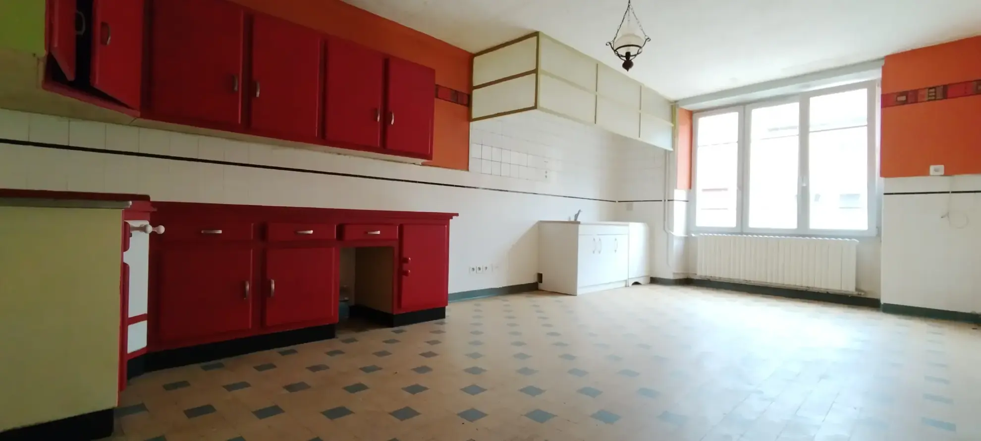 Ensemble immobilier avec deux maisons, annexes et potentiel multi-activités à Neuilly l'Eveque 