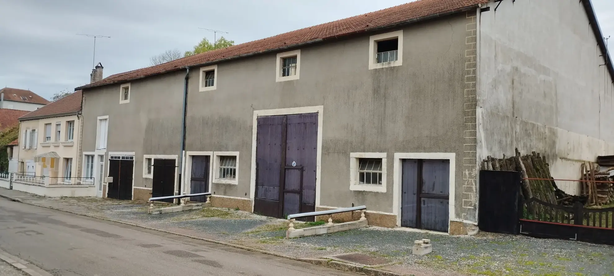 Ensemble immobilier avec deux maisons, annexes et potentiel multi-activités à Neuilly l'Eveque 