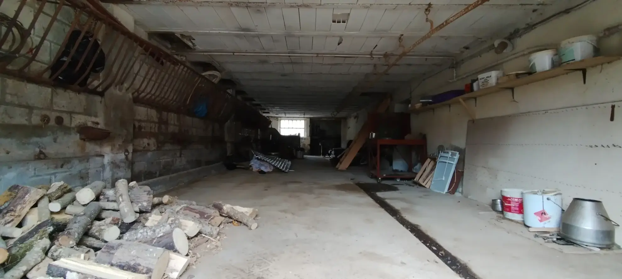 Ensemble immobilier avec deux maisons, annexes et potentiel multi-activités à Neuilly l'Eveque 