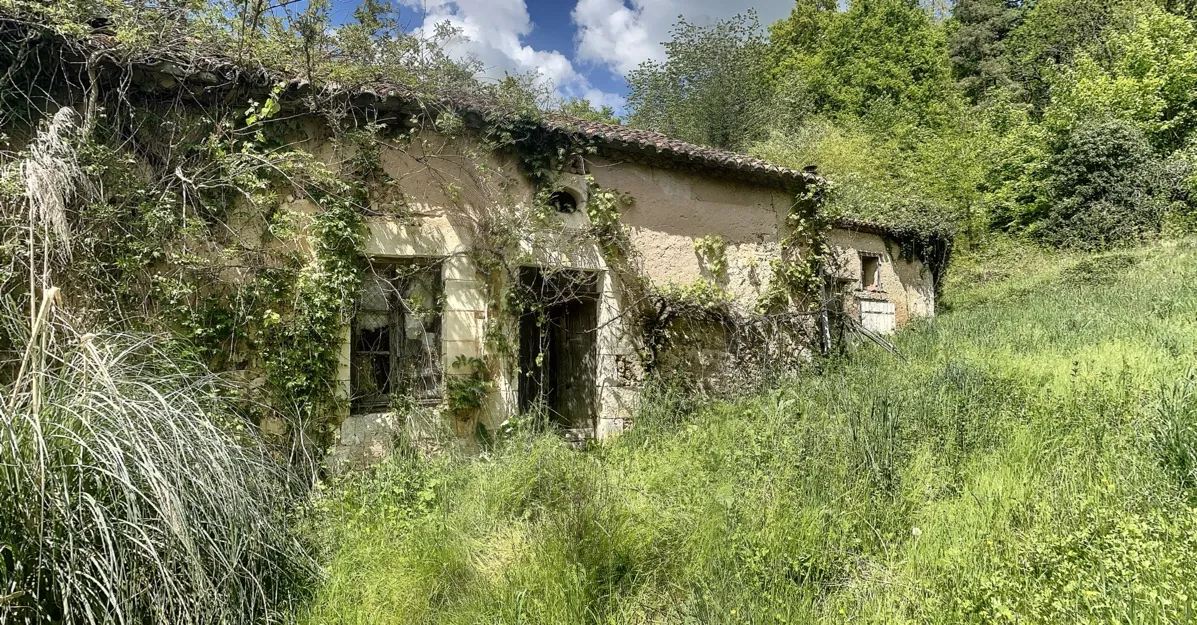 Propriété avec ferme à Saint Paul de Serre - 53 hectares à rénover et exploiter 
