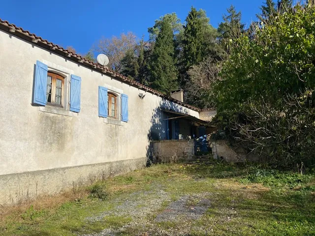 Propriété avec ferme à Saint Paul de Serre - 53 hectares à rénover et exploiter 
