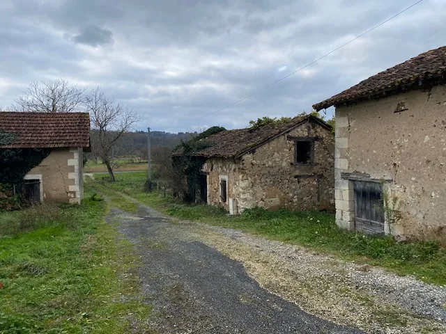 Propriété avec ferme à Saint Paul de Serre - 53 hectares à rénover et exploiter 