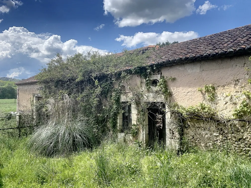 Propriété avec ferme à Saint Paul de Serre - 53 hectares à rénover et exploiter 