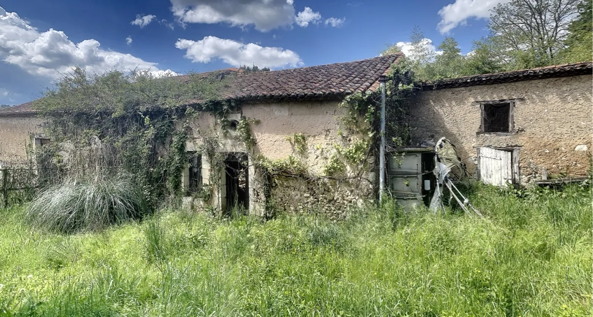 Propriété avec ferme à Saint Paul de Serre - 53 hectares à rénover et exploiter 