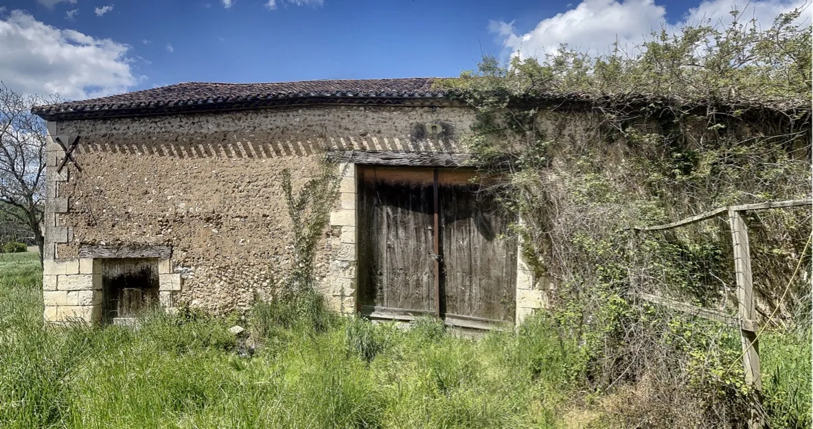 Propriété avec ferme à Saint Paul de Serre - 53 hectares à rénover et exploiter 