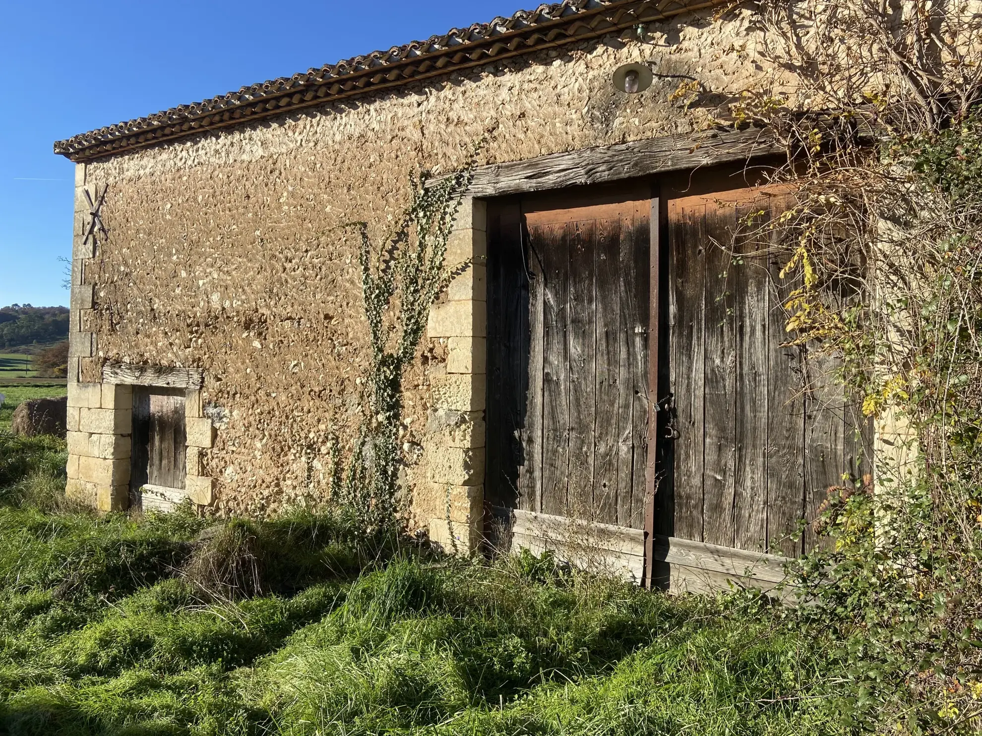 Propriété avec ferme à Saint Paul de Serre - 53 hectares à rénover et exploiter 