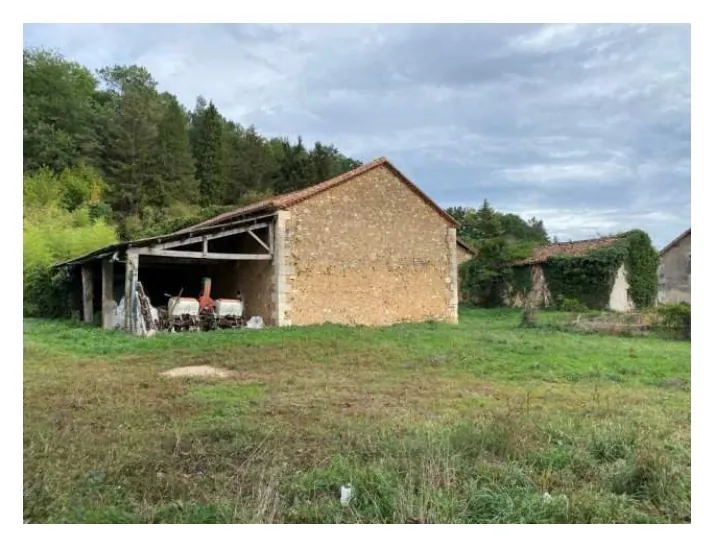 Propriété avec ferme à Saint Paul de Serre - 53 hectares à rénover et exploiter 