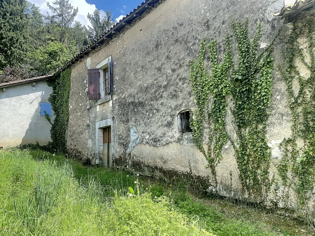 Propriété avec ferme à Saint Paul de Serre - 53 hectares à rénover et exploiter 