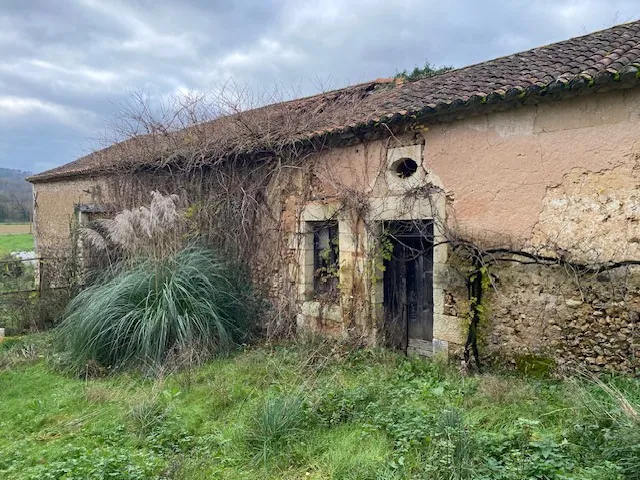 Propriété avec ferme à Saint Paul de Serre - 53 hectares à rénover et exploiter 