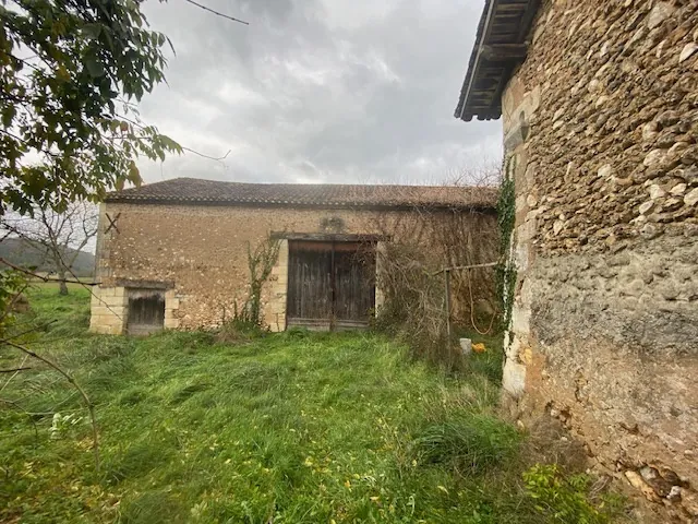 Propriété avec ferme à Saint Paul de Serre - 53 hectares à rénover et exploiter 