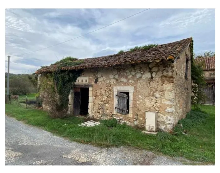 Propriété avec ferme à Saint Paul de Serre - 53 hectares à rénover et exploiter 