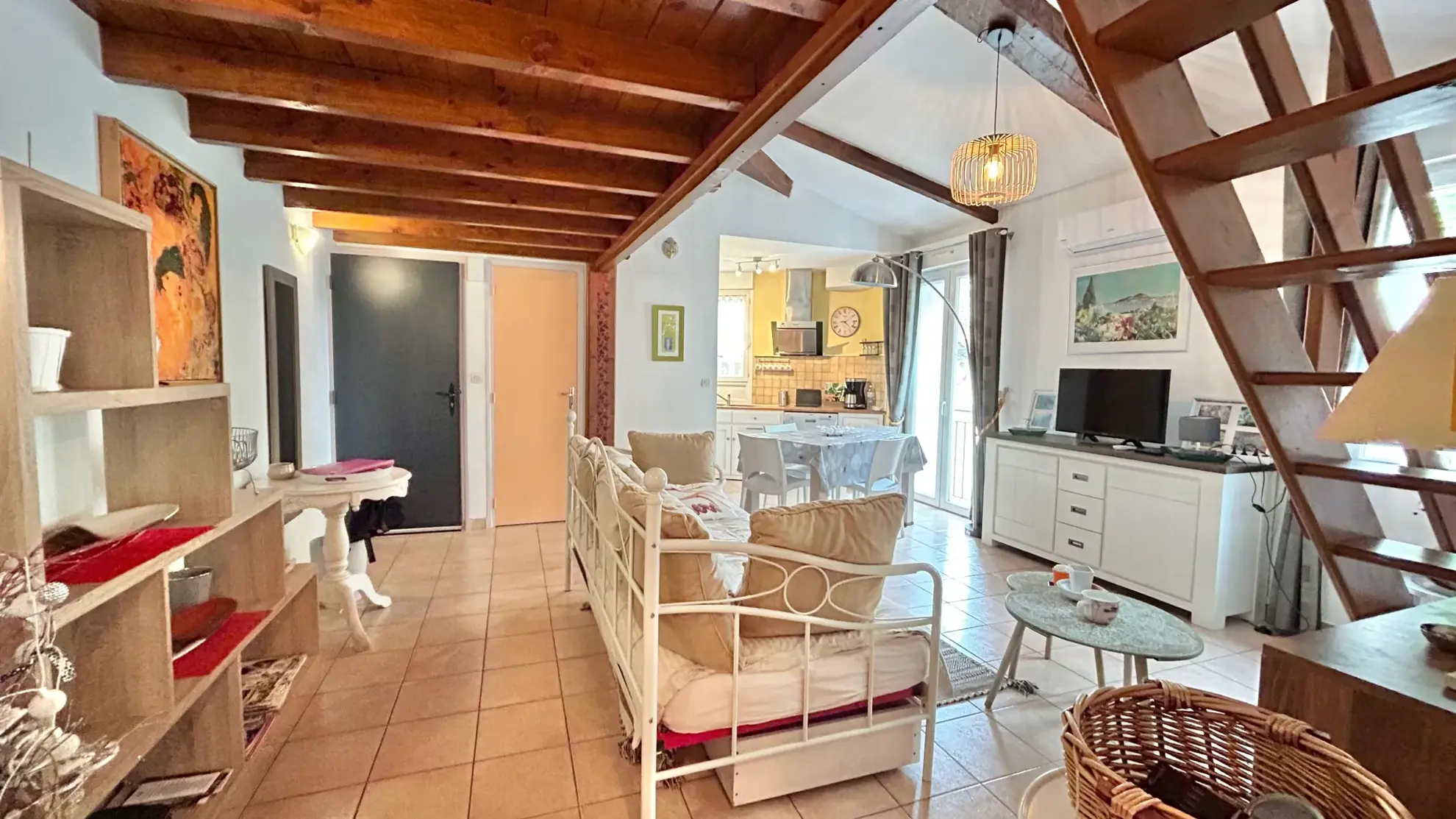 Appartement rénové en plein centre d'Argelès Village avec mezzanine 