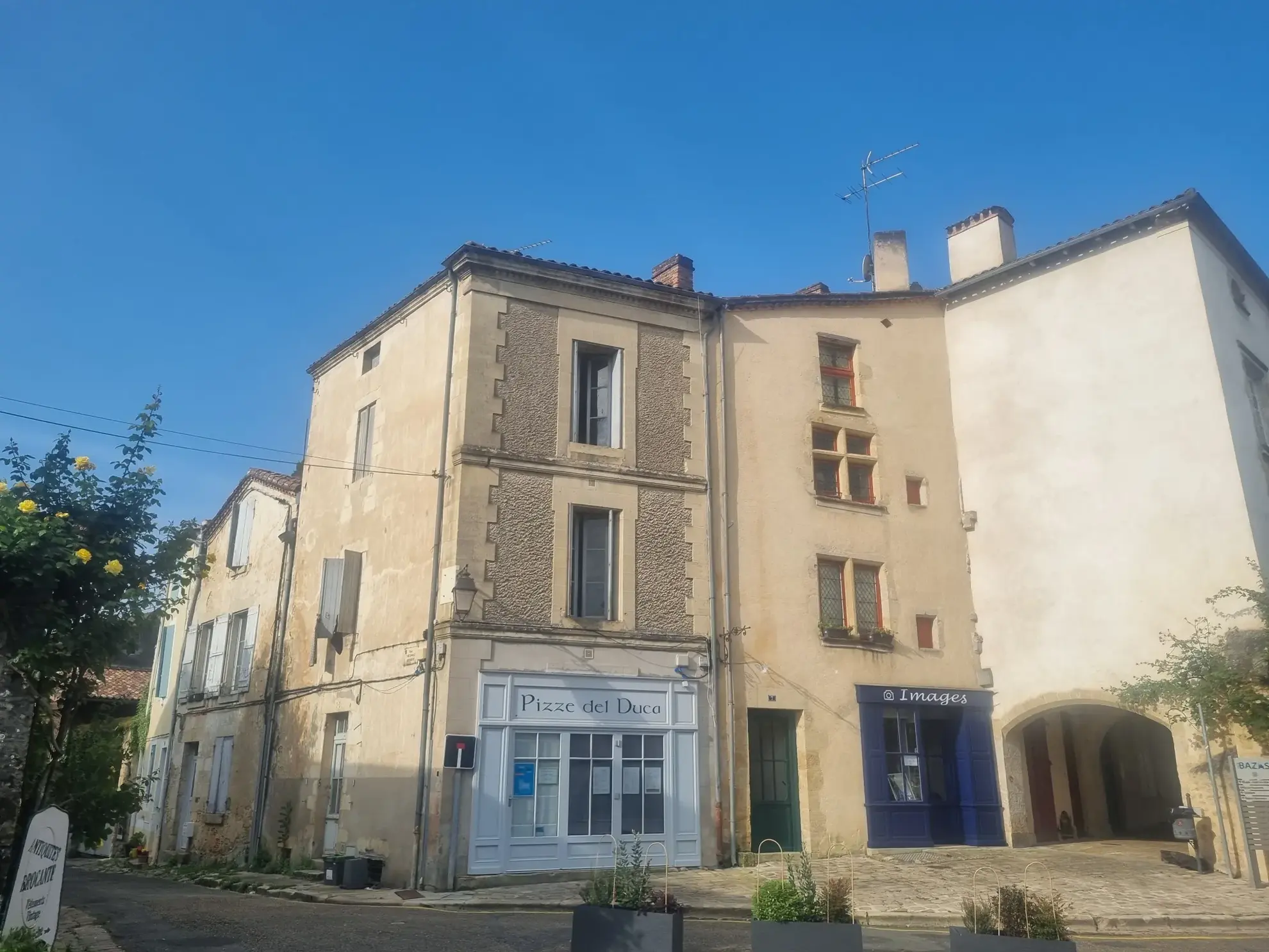 Immeuble historique en vente à Bazas, 250 m² avec 4 logements loués