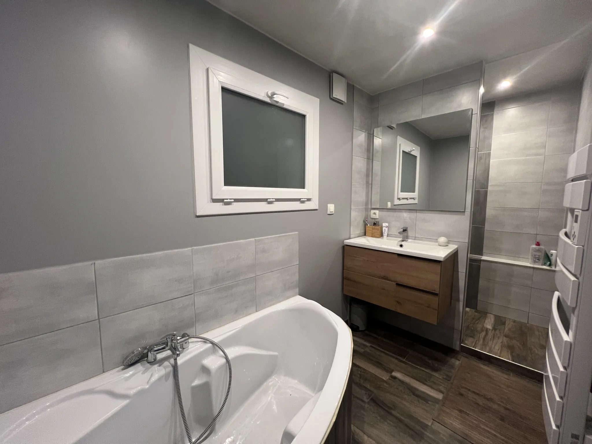 Charmante maison de ville rénovée avec terrasse à Saint-Jean-d’Hermine 