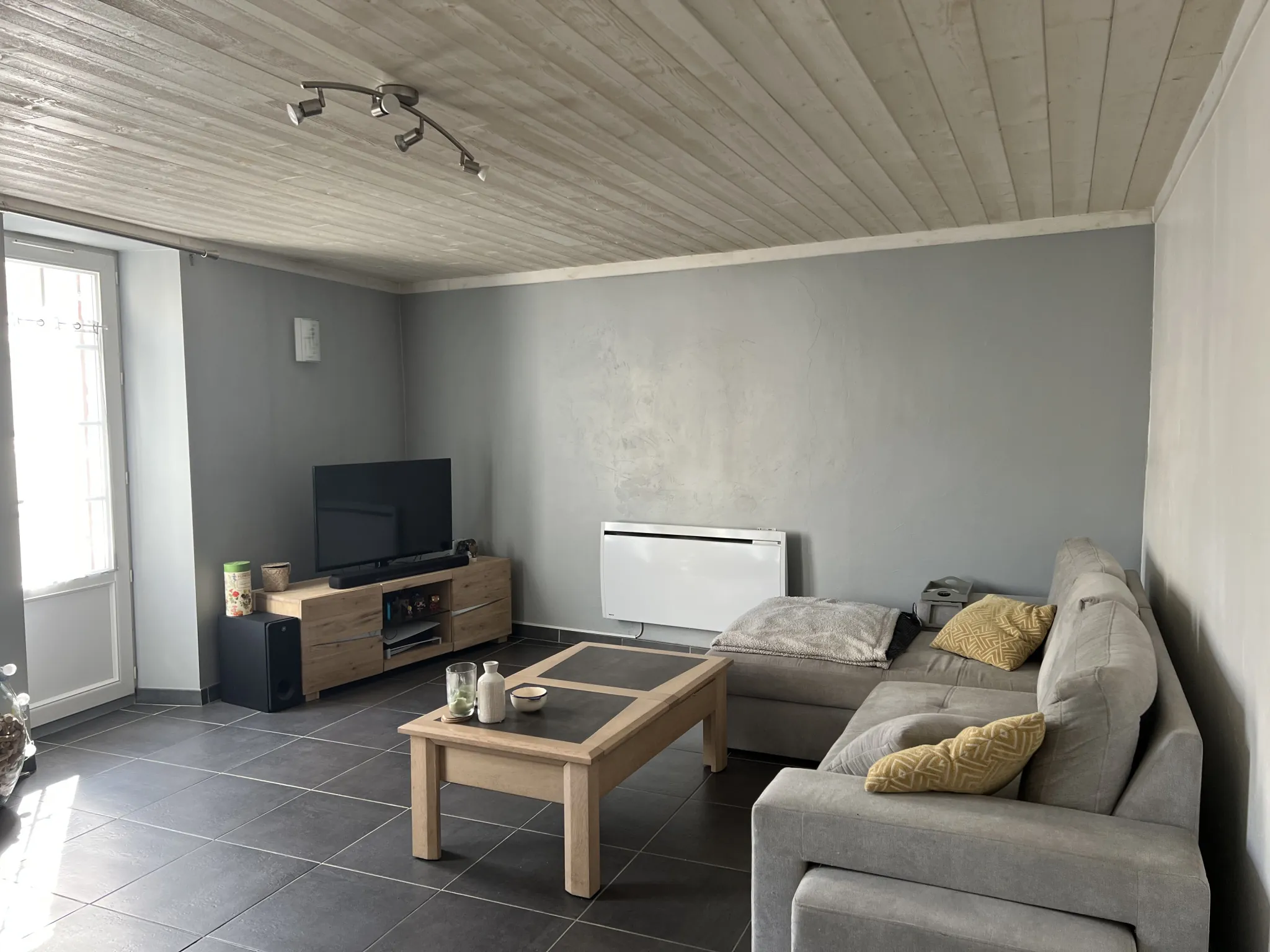 Charmante maison de ville rénovée avec terrasse à Saint-Jean-d’Hermine 