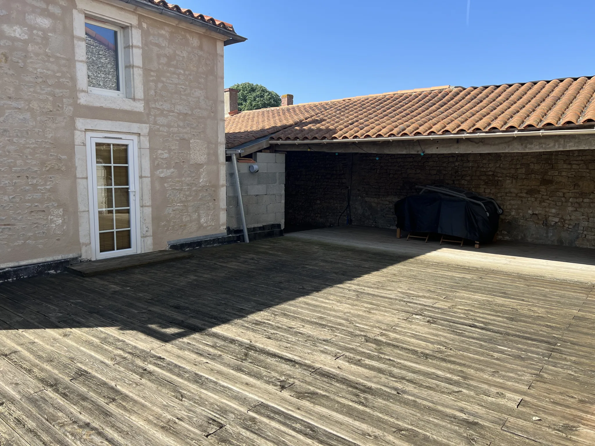 Charmante maison de ville rénovée avec terrasse à Saint-Jean-d’Hermine 