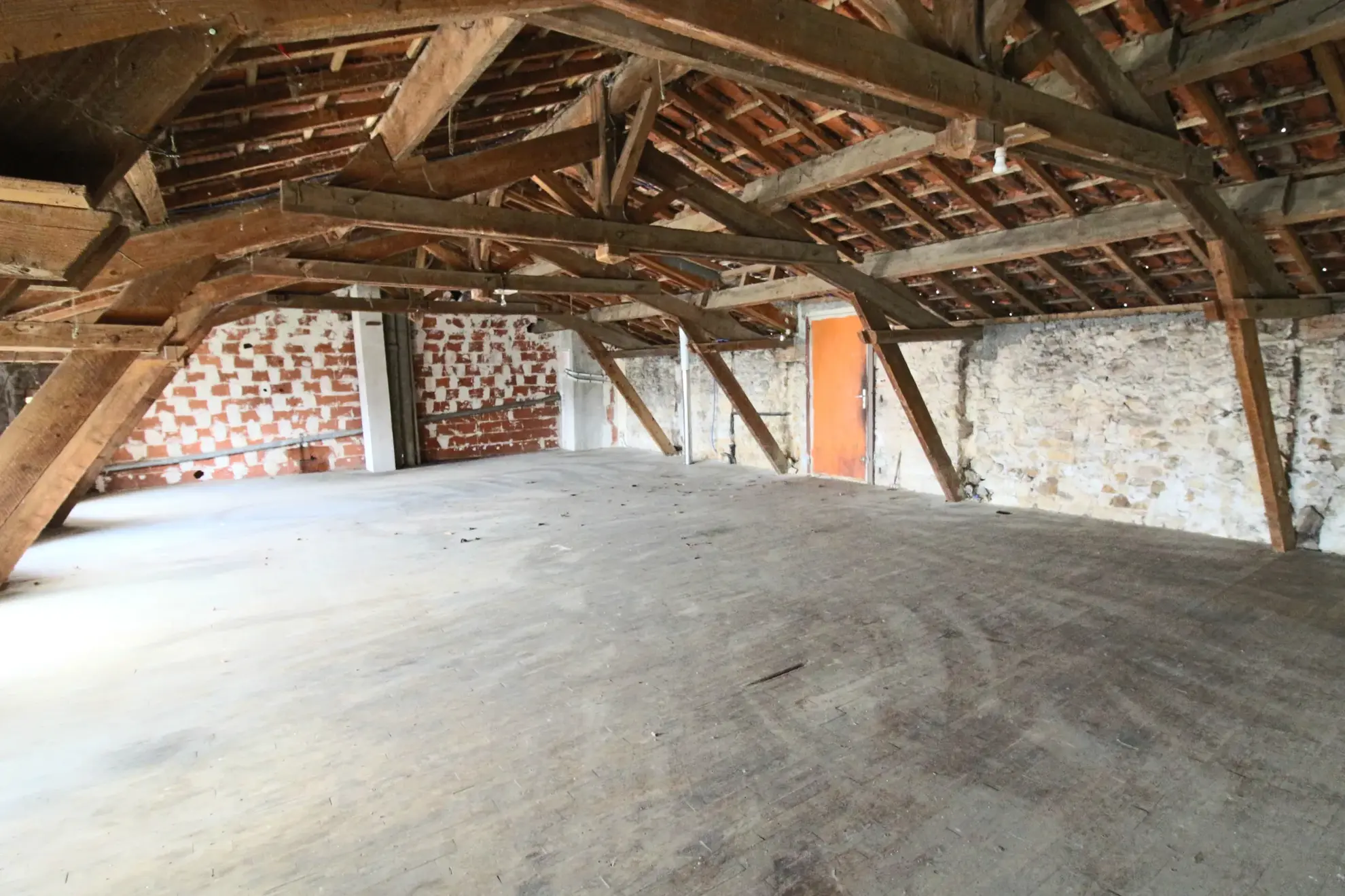 Immeuble à vendre au centre de Puy l'Évêque - Opportunité d'investissement avec revenu locatif 