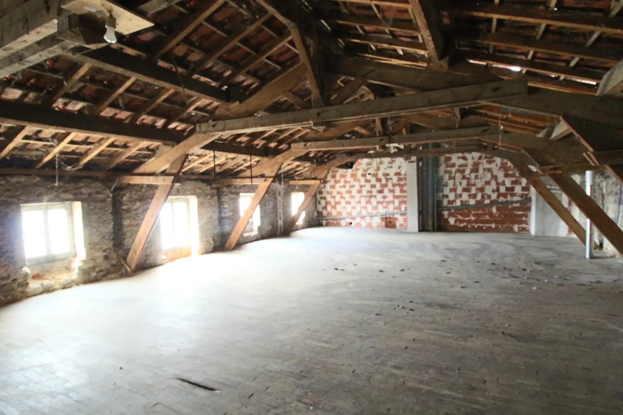 Immeuble à vendre au centre de Puy l'Évêque - Opportunité d'investissement avec revenu locatif 