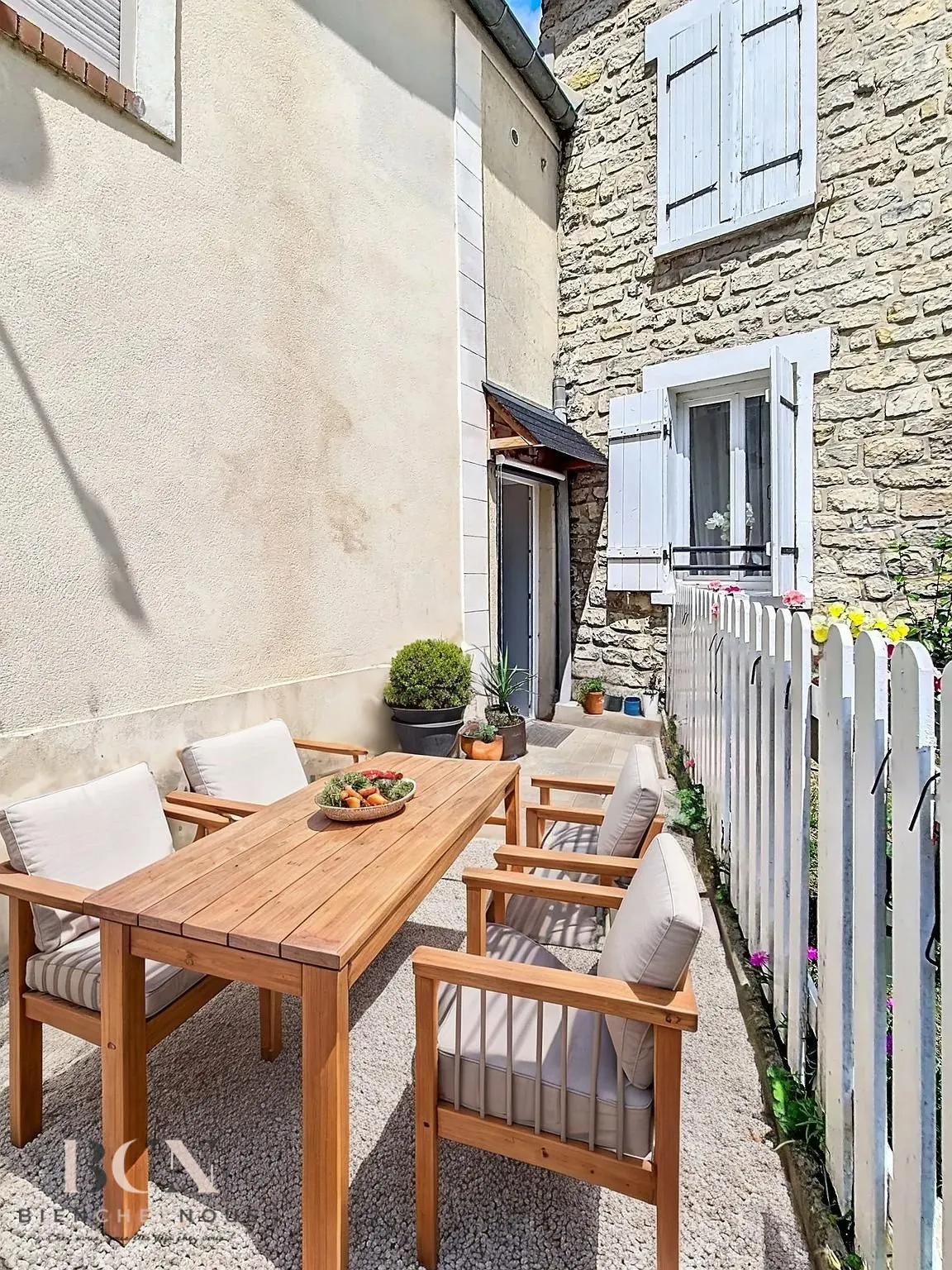 Appartement T2 avec mezzanine à Mours - 40 m², proche gare et espace extérieur privé 