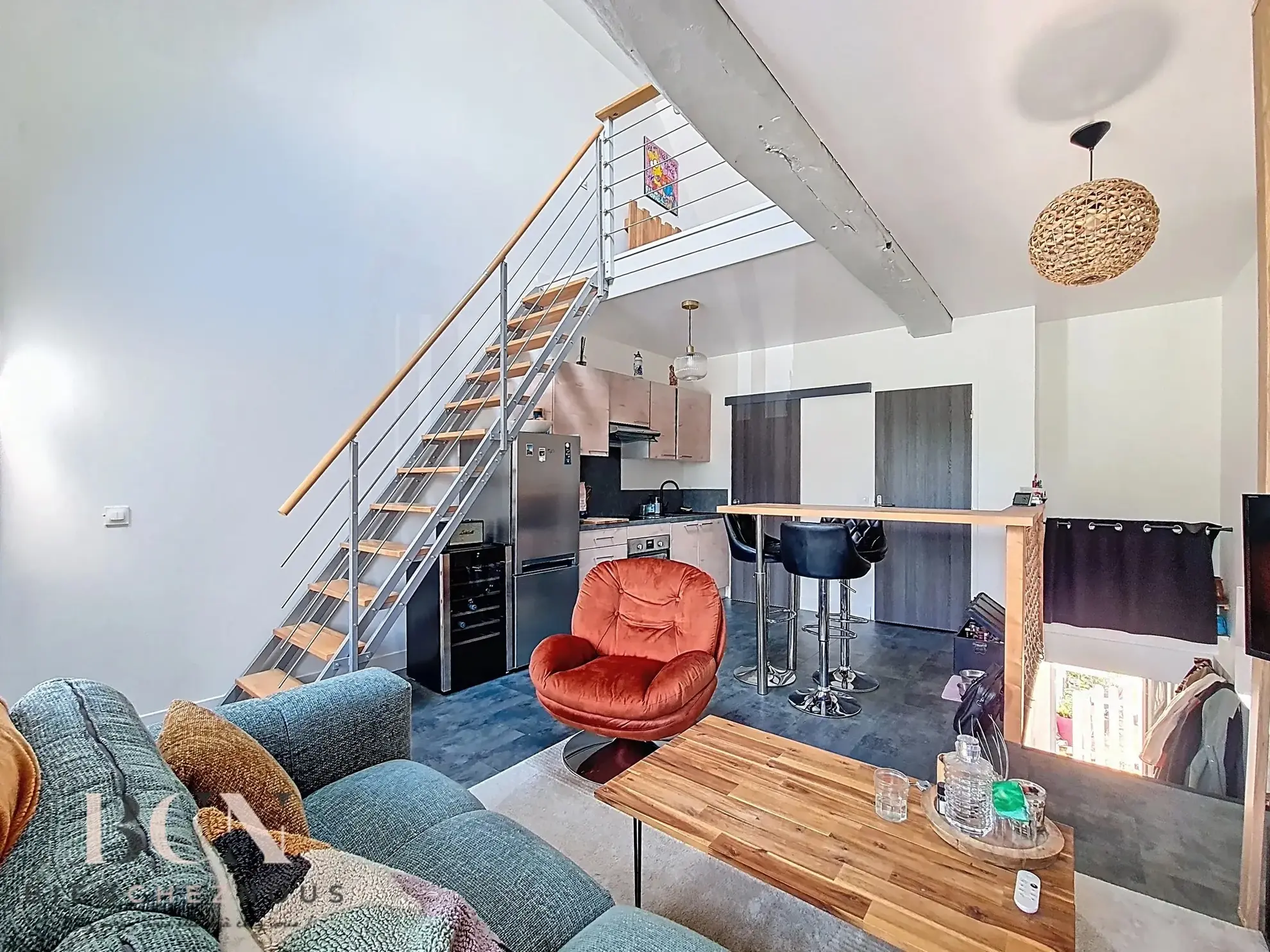 Appartement T2 avec mezzanine à Mours - 40 m², proche gare et espace extérieur privé 