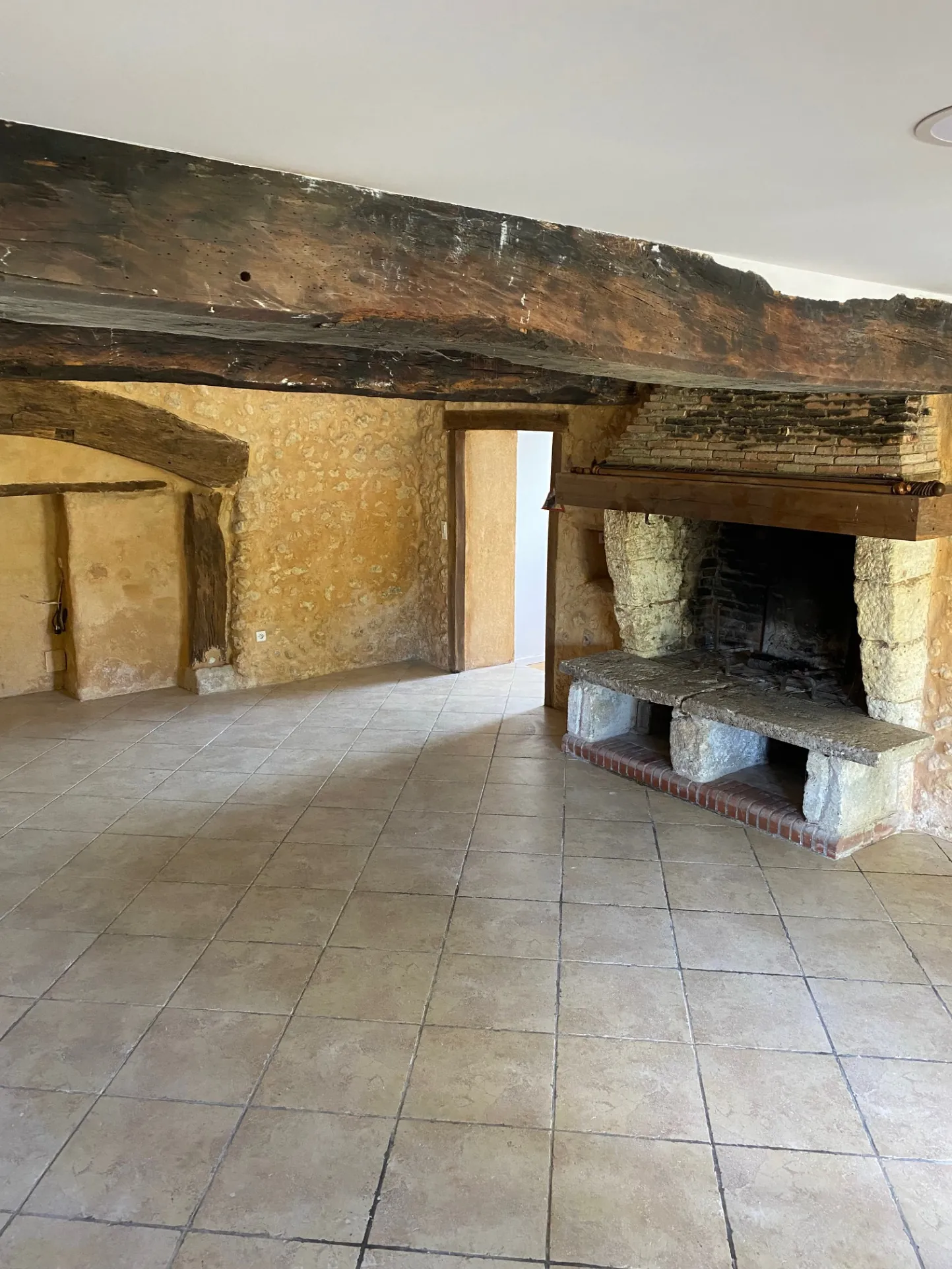 Maison en pierre rénovée avec grand potentiel à Villetoureix en Dordogne 