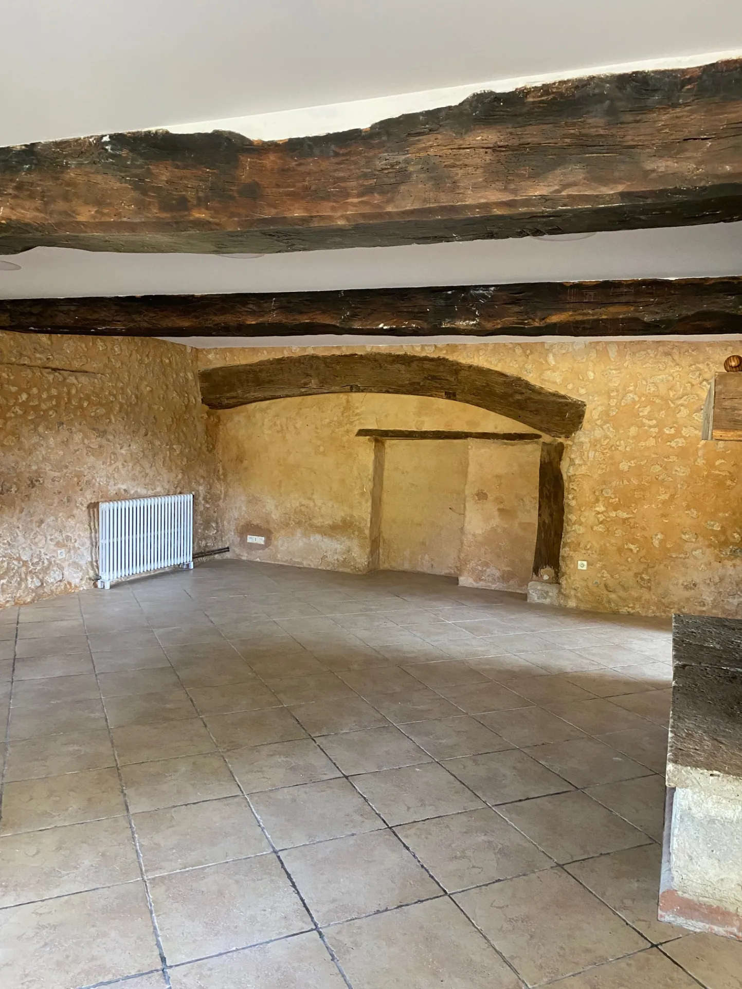 Maison en pierre rénovée avec grand potentiel à Villetoureix en Dordogne 