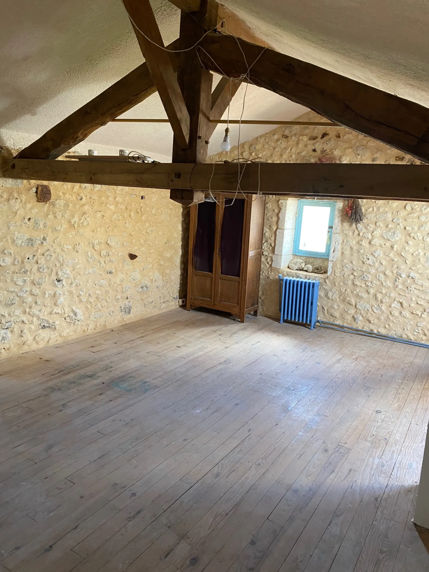 Maison en pierre rénovée avec grand potentiel à Villetoureix en Dordogne 