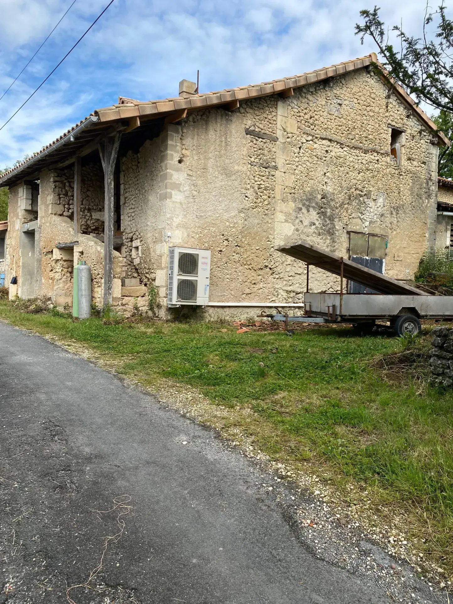 Maison en pierre rénovée avec grand potentiel à Villetoureix en Dordogne 