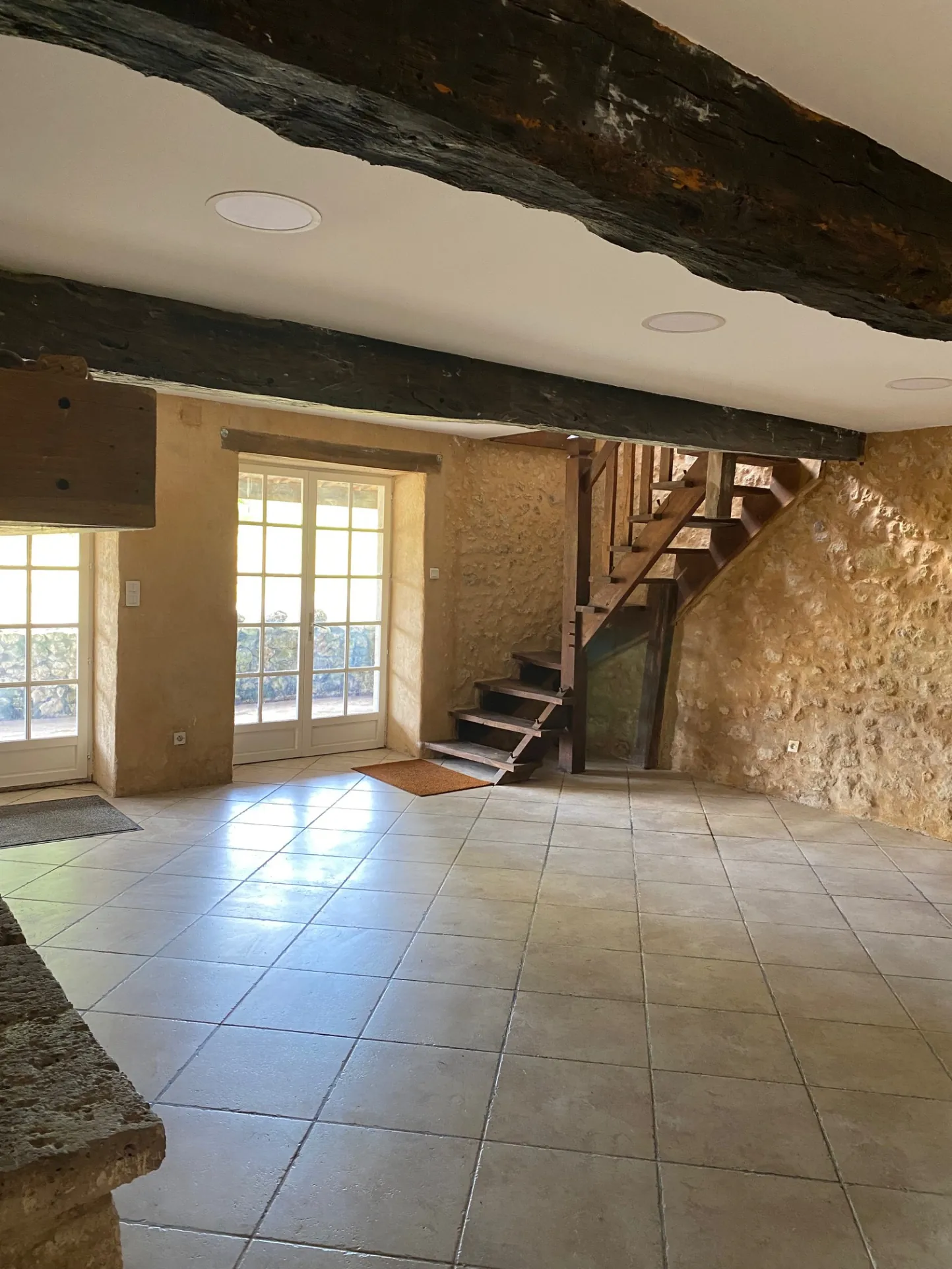 Maison en pierre rénovée avec grand potentiel à Villetoureix en Dordogne 