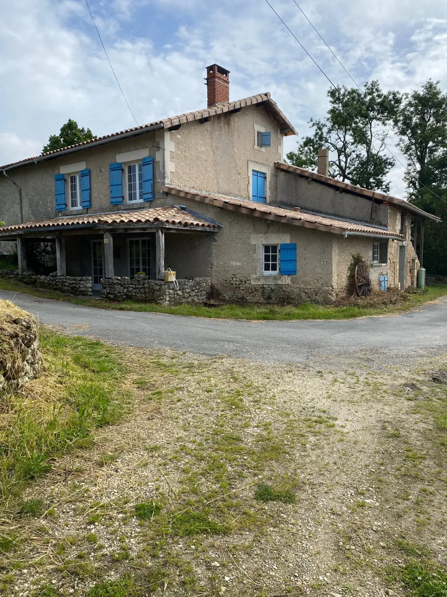 Maison en pierre rénovée avec grand potentiel à Villetoureix en Dordogne