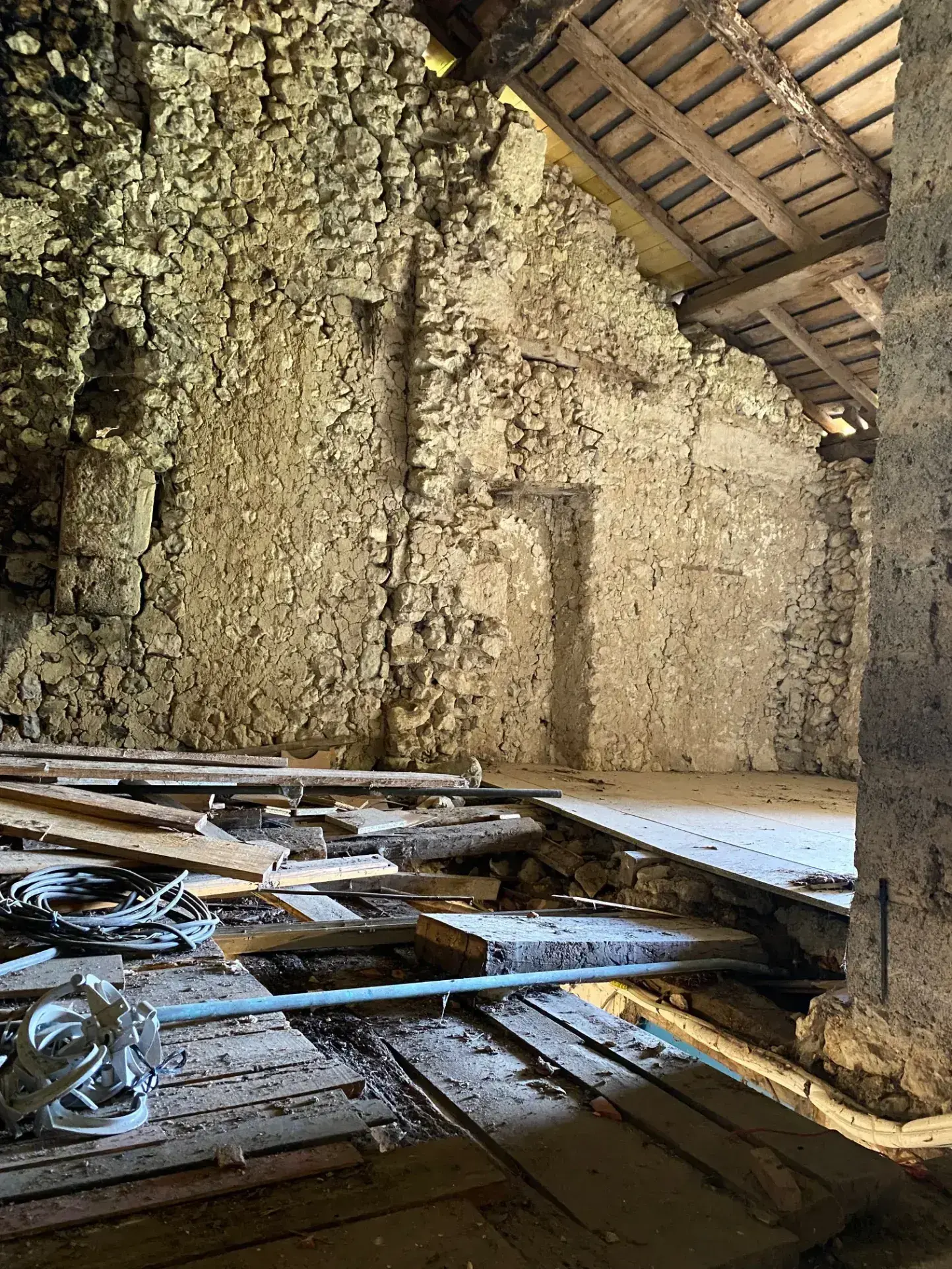 Maison en pierre rénovée avec grand potentiel à Villetoureix en Dordogne 