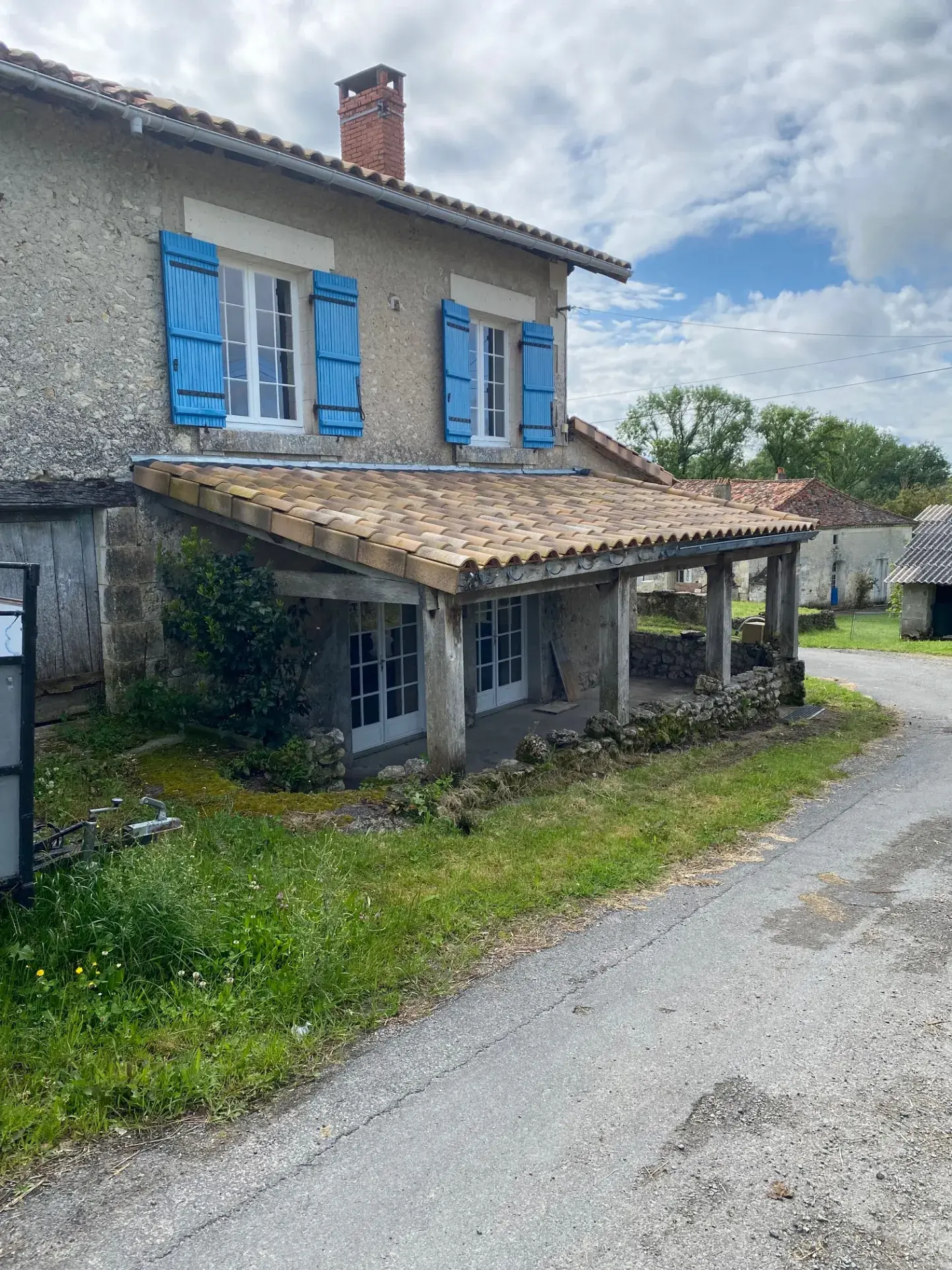 Maison en pierre rénovée avec grand potentiel à Villetoureix en Dordogne 