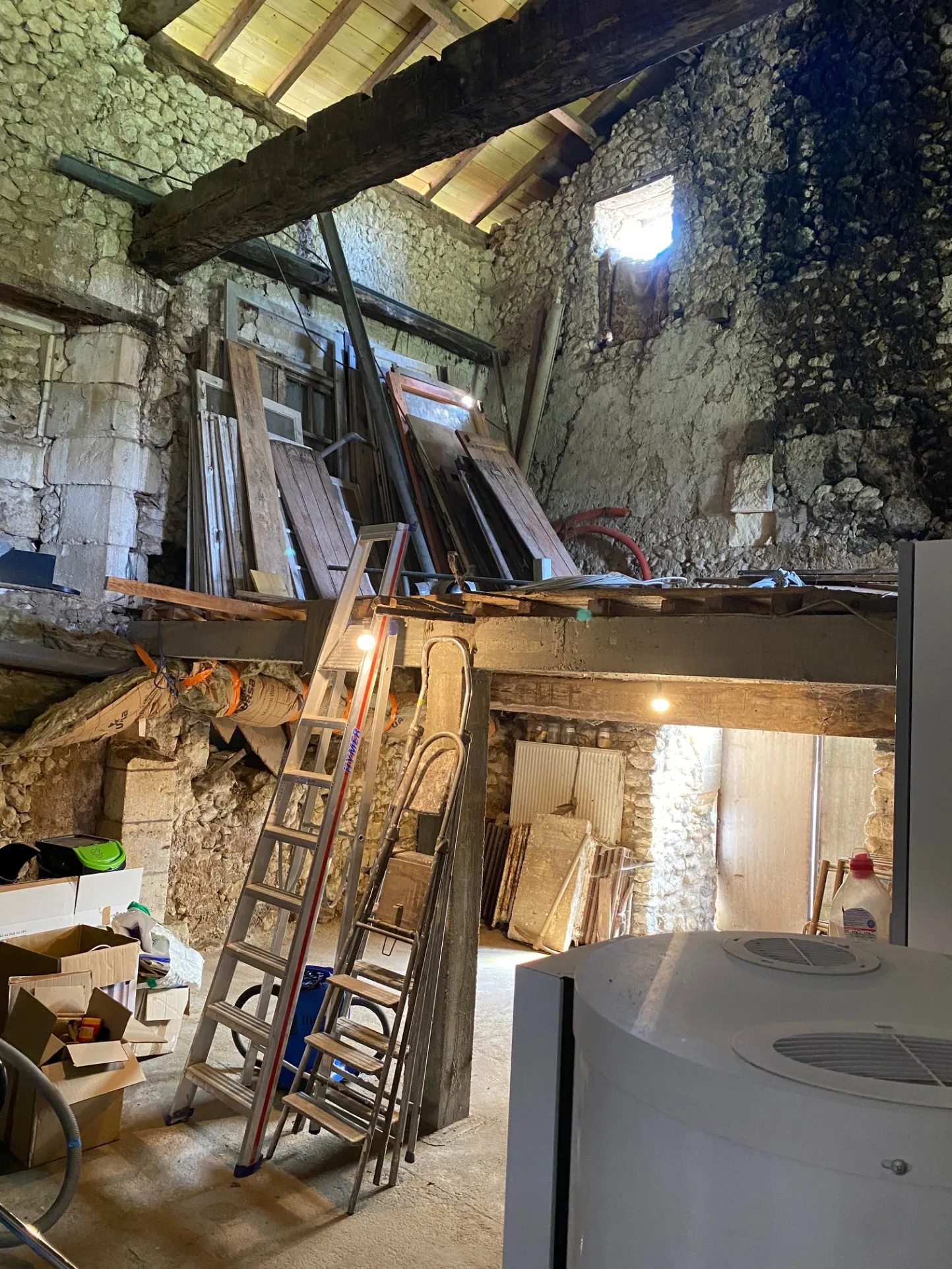 Maison en pierre rénovée avec grand potentiel à Villetoureix en Dordogne 