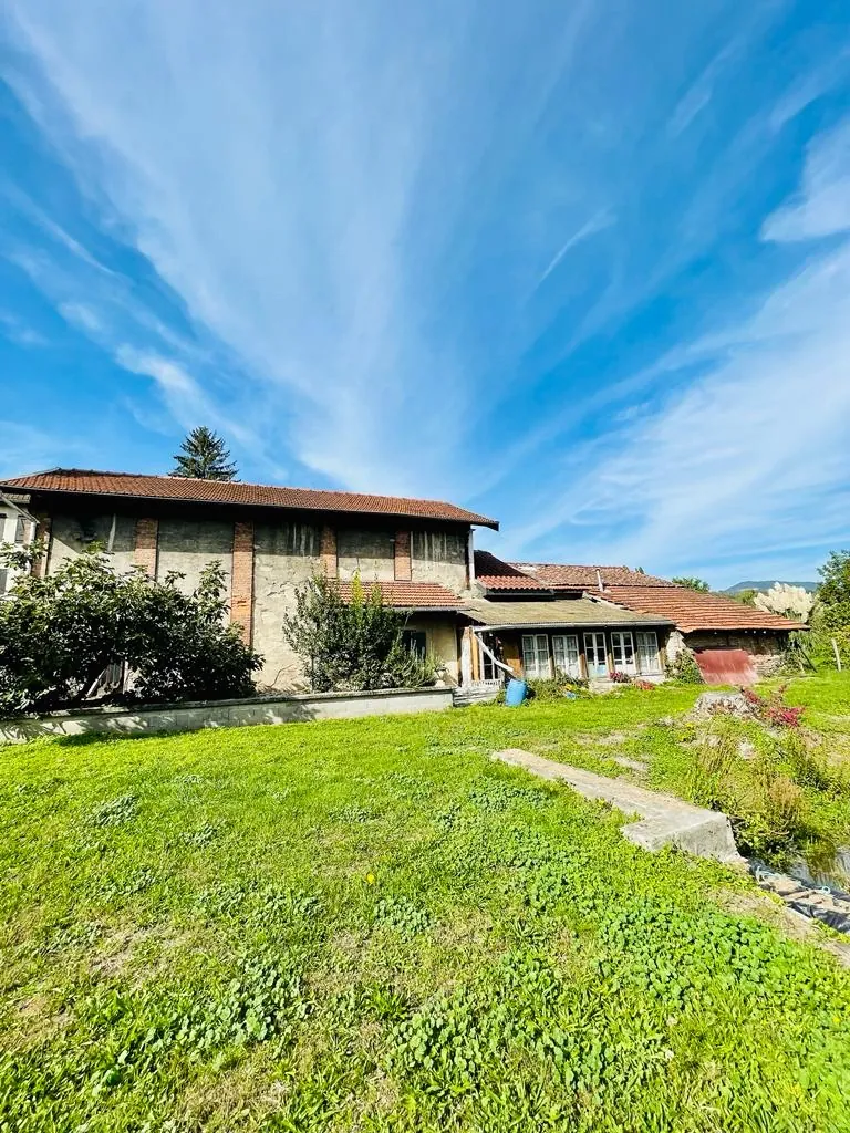 Grande grange à rénover à Moirans avec vue sur étang et champs