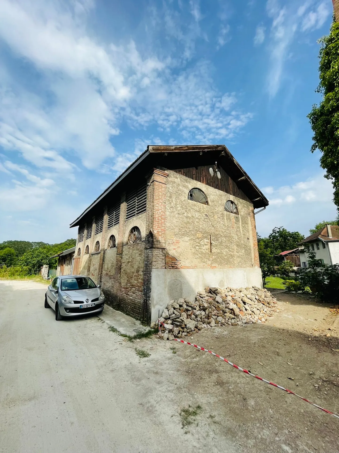 Grande grange à rénover à Moirans avec vue sur étang et champs 