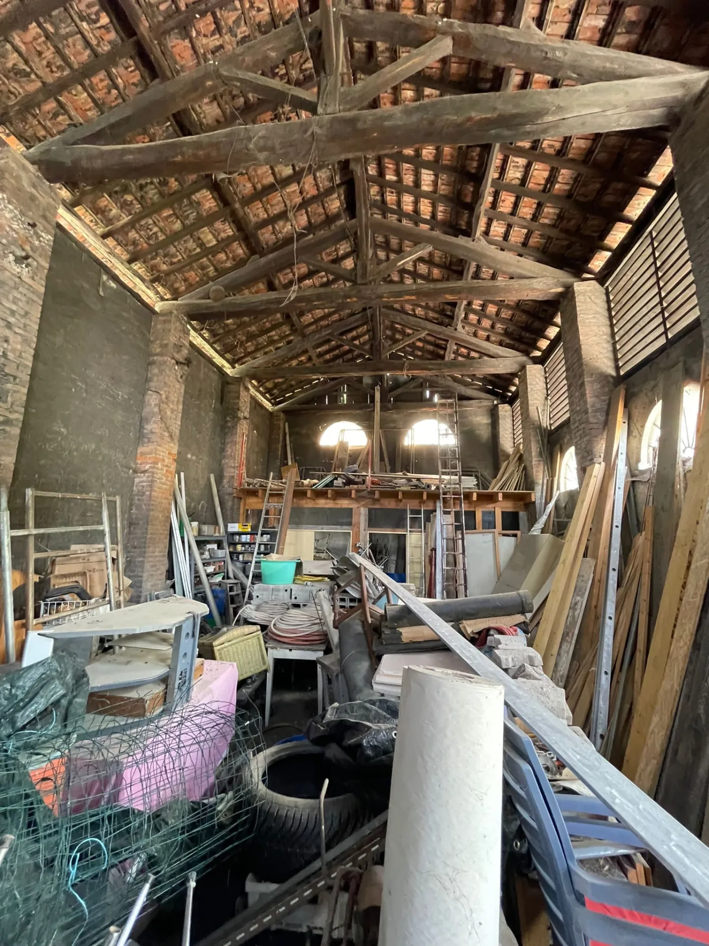 Grande grange à rénover à Moirans avec vue sur étang et champs 