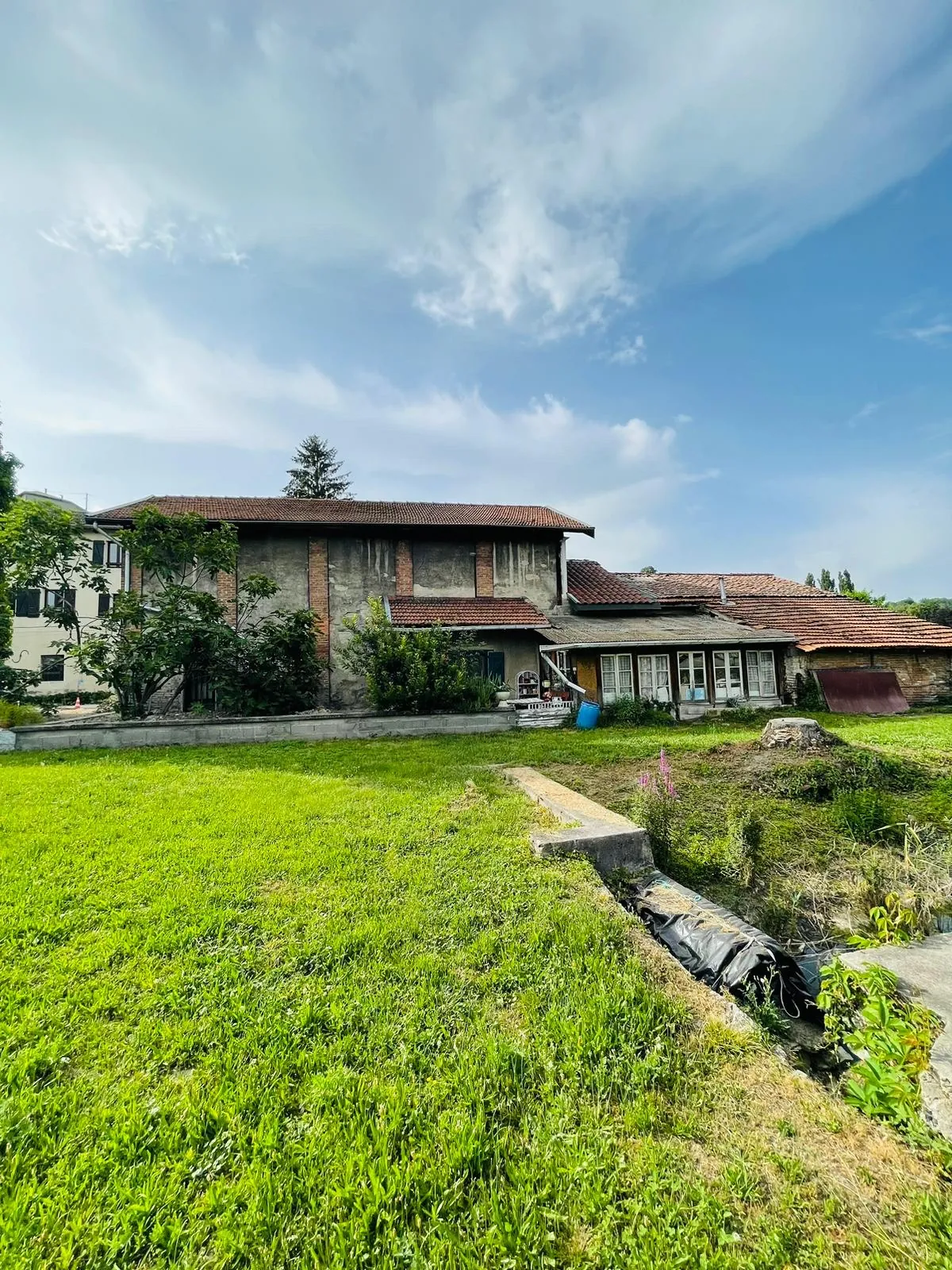 Grande grange à rénover à Moirans avec vue sur étang et champs 