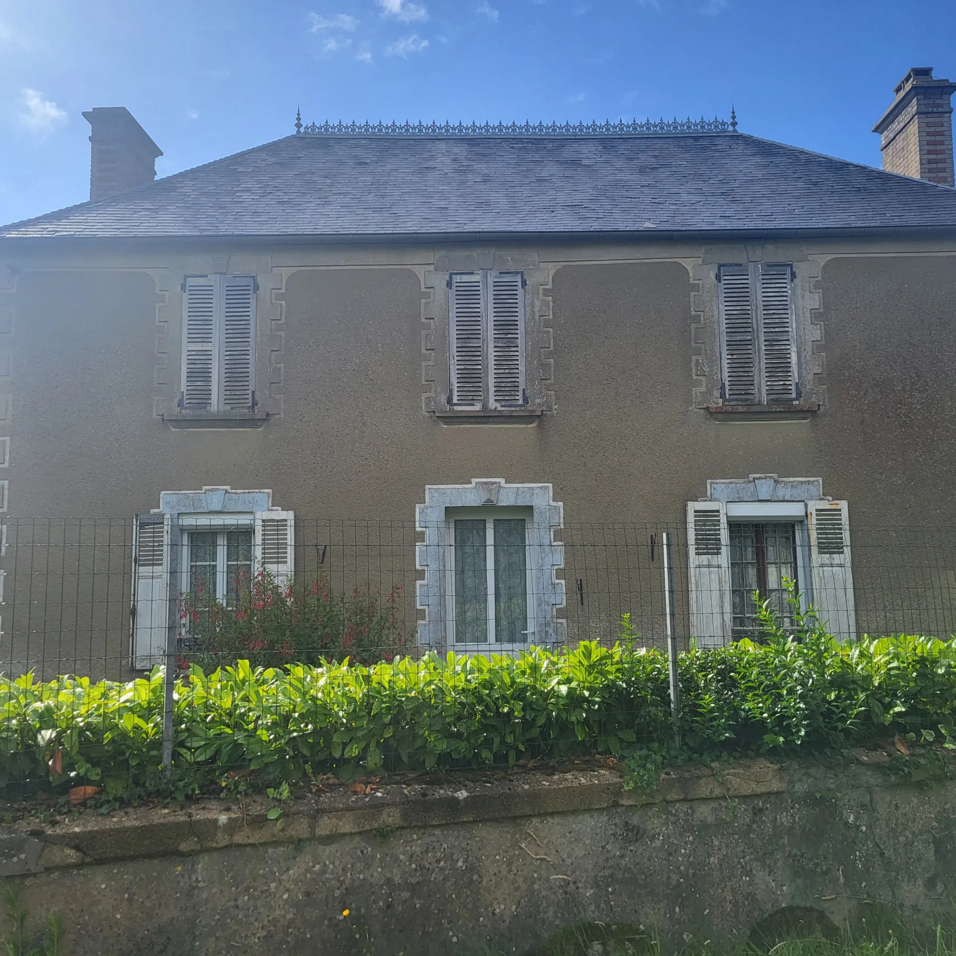 Grande propriété à rénover sur 2 hectares avec dépendances à Lison, campagne