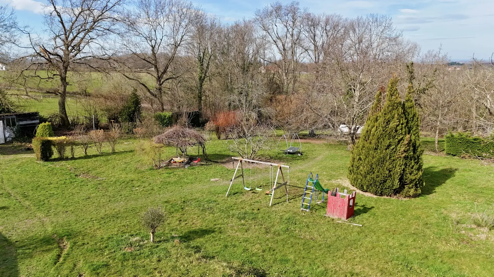 Charmante maison de plain-pied avec terrasse et grand terrain à Lapalisse 