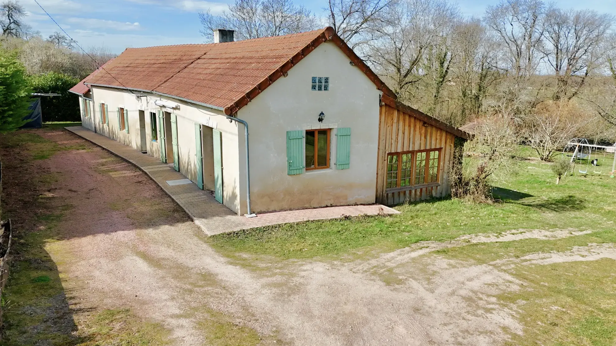 Charmante maison de plain-pied avec terrasse et grand terrain à Lapalisse 
