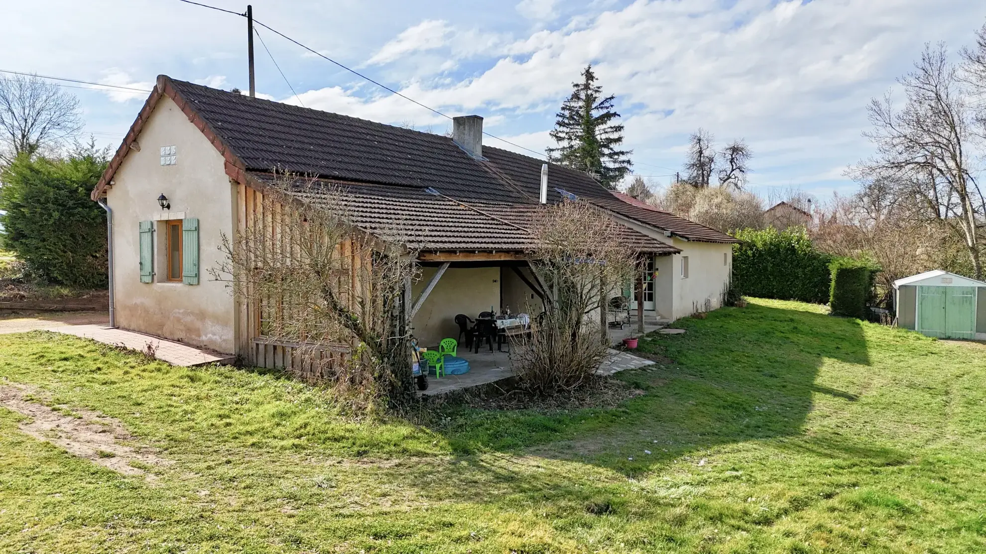 Charmante maison de plain-pied avec terrasse et grand terrain à Lapalisse 
