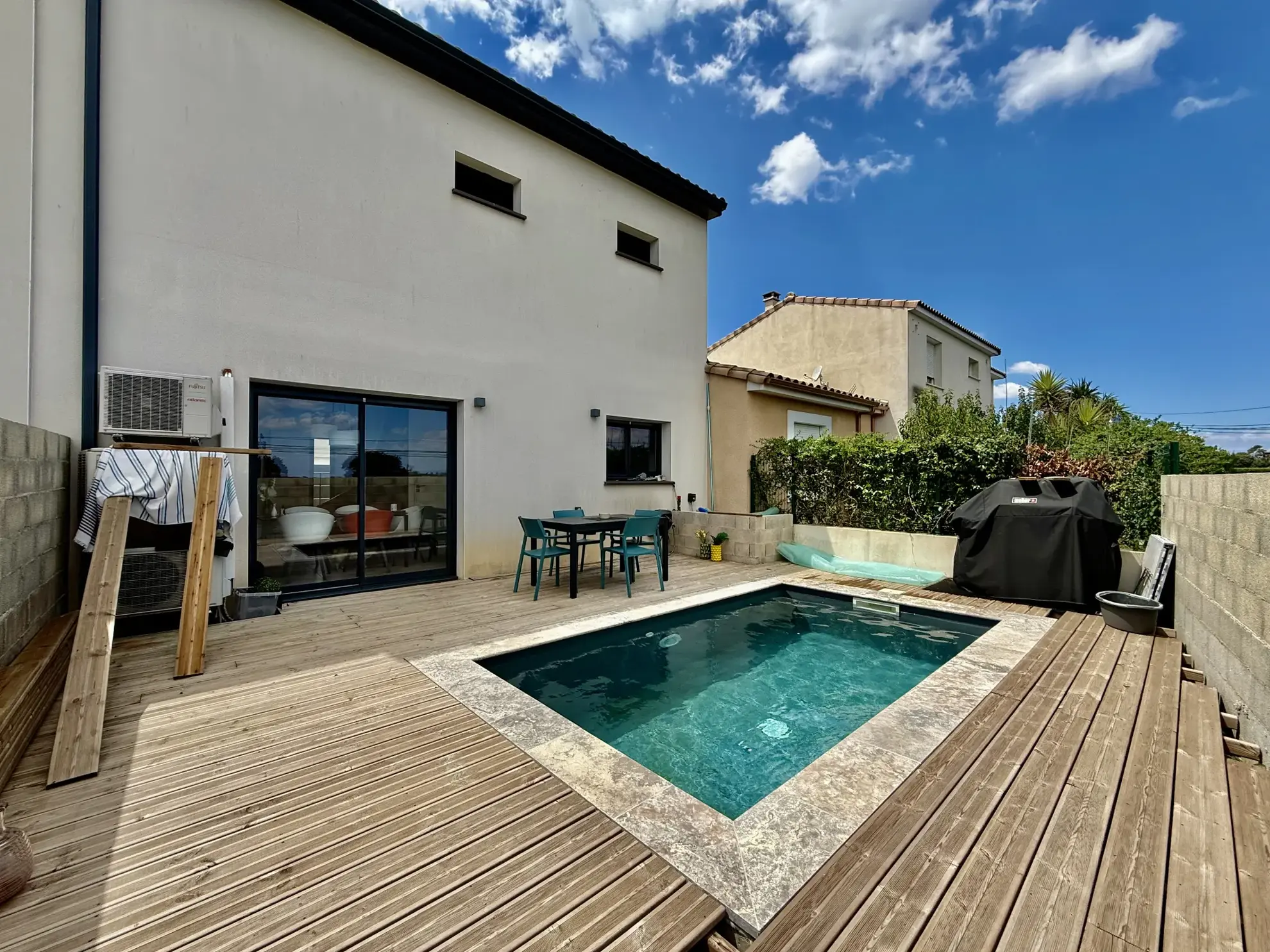 Belle villa récente avec piscine et vue dégagée à Saint-Thibéry